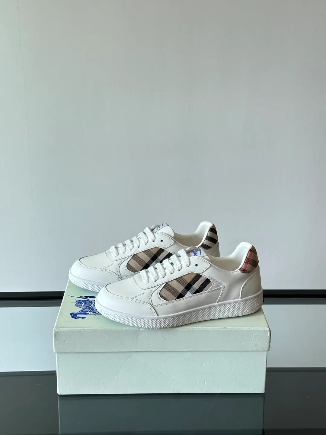 p400💰Men's Shoes ▫️B's men's classic low-top sneakers are reinterpreted with Vintage retro plaid cotton and cowhide materials, and are decorated with a new brand logo. Features embossed Burberry lettering logo on heel and original outsole! Size: 38-44 (45.46 customized)